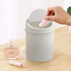 2 Liters Plast Soptunna med Svängbart Lock för Skrivbord (vit)