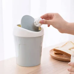 2 st Mini-sopkorg i plast, Liten skrivbordspapperskorg med svänglock för hem, kontor, kök, sovrum, badrum (Blå + Grön)