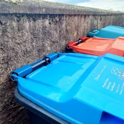 Fästen för hjulsoptunnor i stål Lätt att installera papperskorgsställ för trottoarer på bakgårdar Red