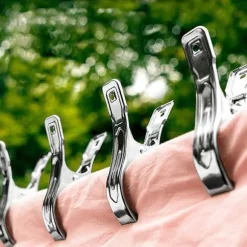 10-pack rostfria klämmor för handdukar, badlakan, kläder, filtar, tunga kläder, vindtäta klämmor (silver)