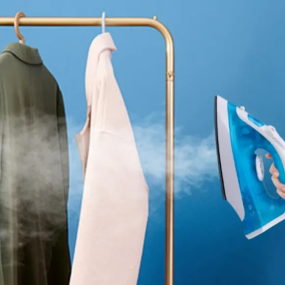 Torr, spray och vertikal strykning i blått, handhållen ånga