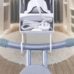 Väggmonterad värmebeständig breddad elektrisk strykjärnshållare med krokar för garderobshotell Vit